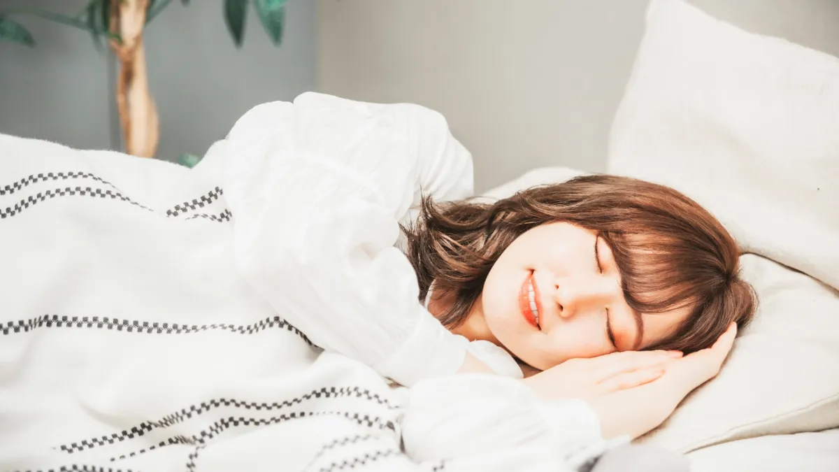 眠る女性